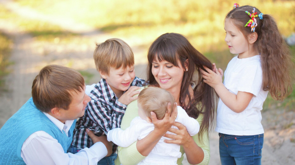 Выплаты многодетным семьям в 2025: какие существуют и как их оформить