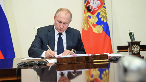 Путин присвоил почетные наименования "гвардейский" двум полкам