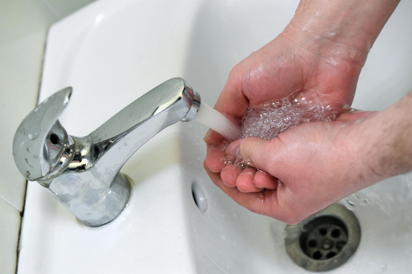 Отключение горячей воды в Москве: график и сроки, телефоны горячей линии