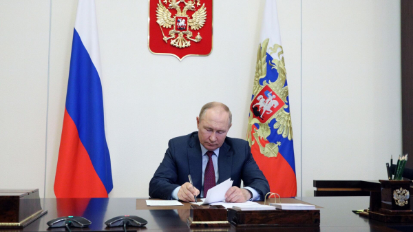 Путин подписал закон об обмене данными о детях мигрантов между МВД и школами