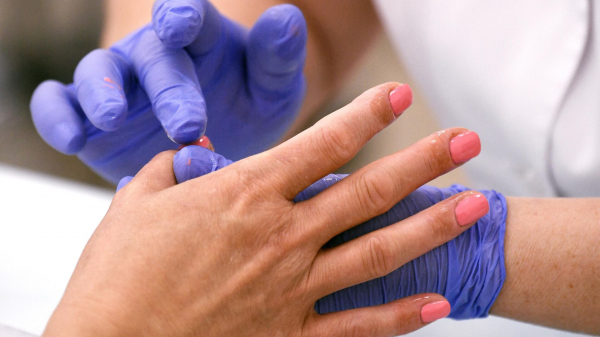 Средняя предлагаемая зарплата мастеров маникюра в РФ в 2025 выросла на 50%