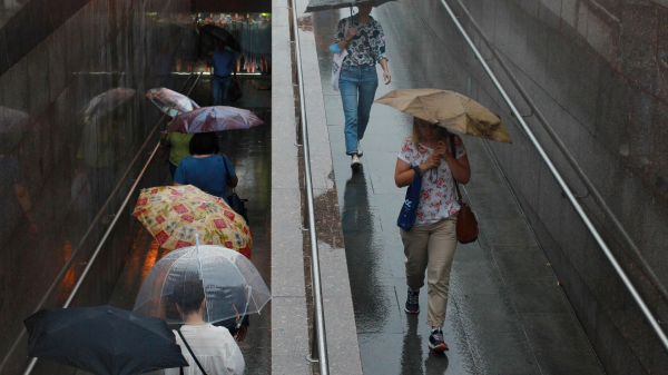 Дептранс Москвы рекомендовал пересесть на общественный транспорт из-за дождя