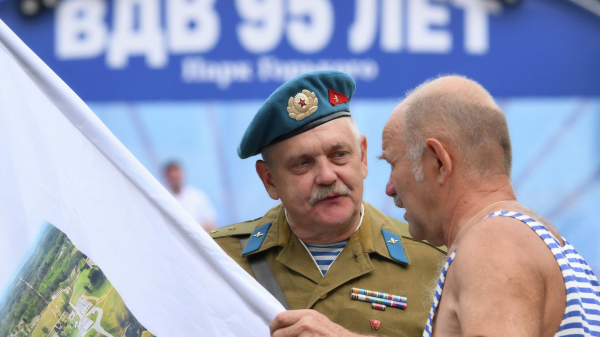 Ветераны-десантники в Парке Горького отмечают 95-ю годовщину основания ВДВ