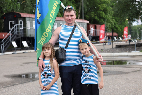 95-летие ВДВ отметили у Музея Победы