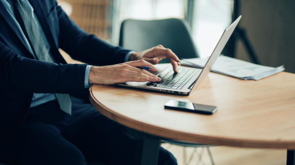 Юрист Ларионов призвал внимательно изучать письма от серийных истцов