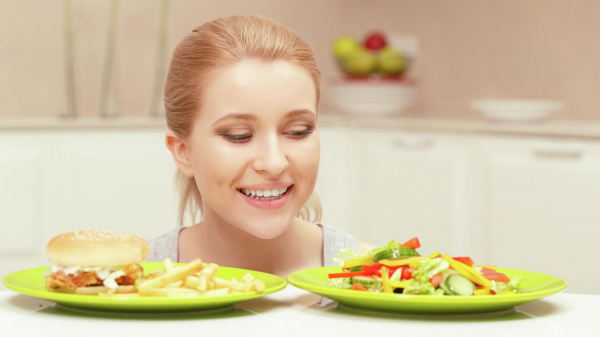 Юрист Владимирова: работника могут наказать за обед дольше часа