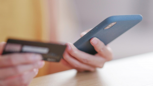 Мошенников, выдающих себя за брокеров, можно вычислить по трем фразам