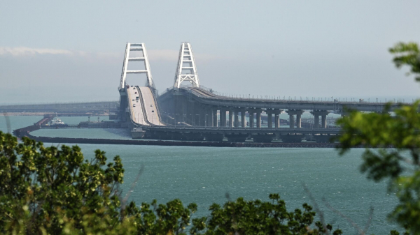 Перед Крымским мостом стоит очередь из 1946 машин