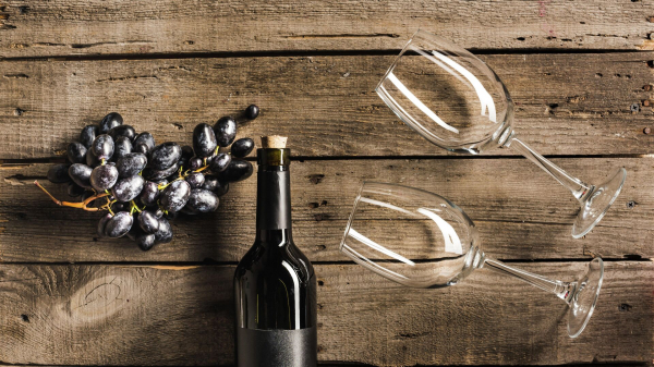 Роскачество сообщило о рисках при покупке домашнего вина