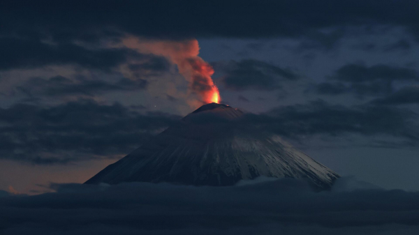 В Ключах и Усть-Камчатске началась уборка улиц от вулканического пепла