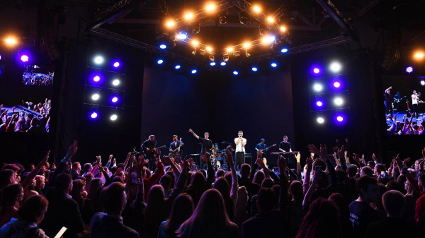 Гости фестиваля Таврида.АРТ проскандировали "Россия" в честь участников СВО