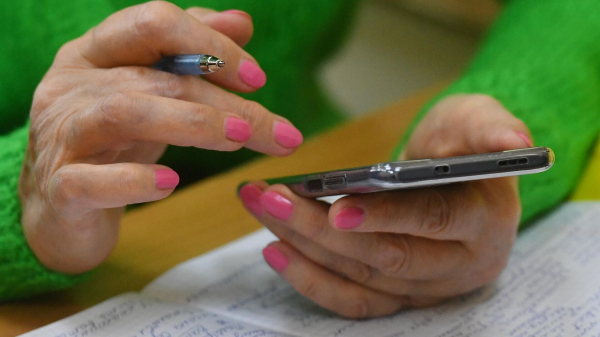 Мошенники звонят россиянам из службы доставки, а затем якобы из Роскомнадзора