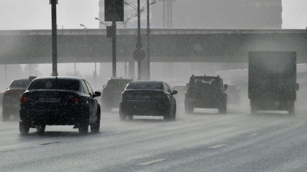 Аналитик Васильев заявил об опасности при вождении в дождь
