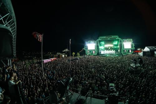 Шаман вышел на сцену при поддержке ОМОНа