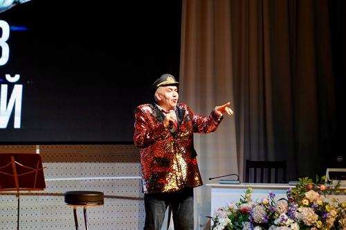 В госпитале Вишневского прошла творческая встреча Станислава Садальского с военнослужащими